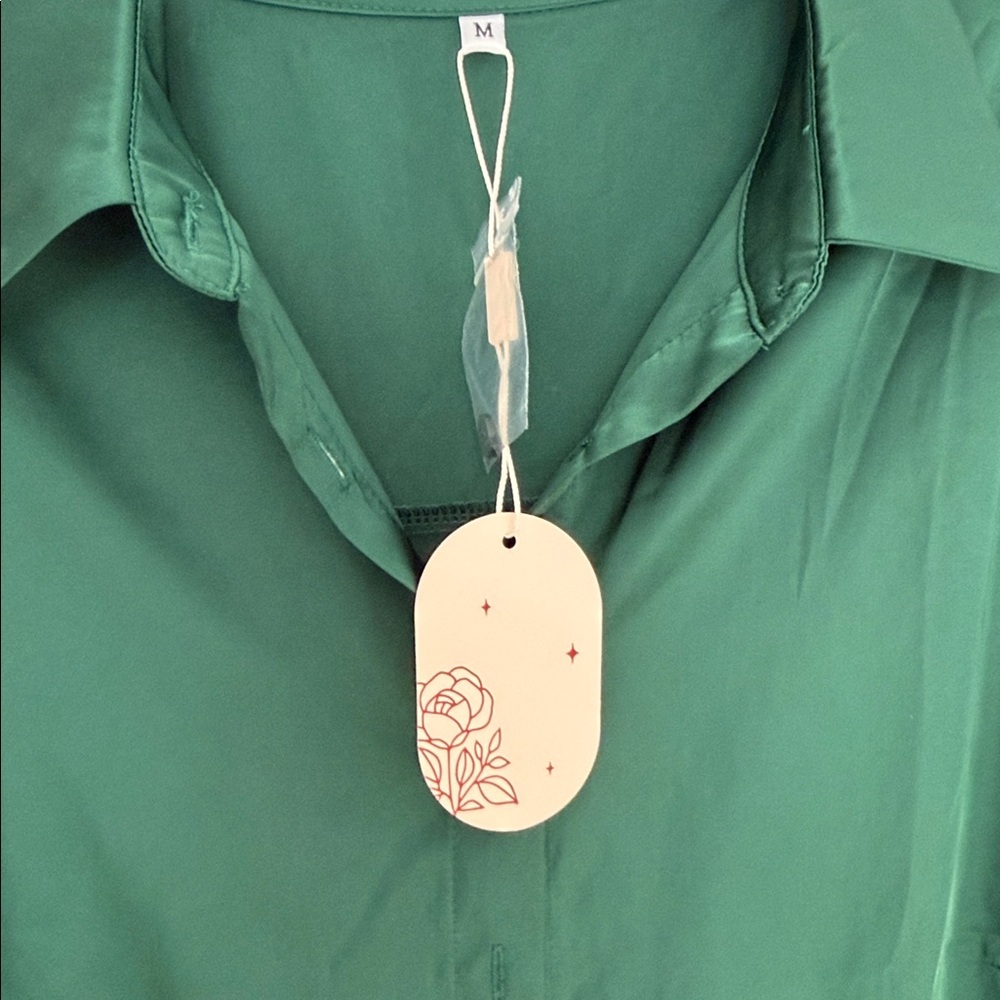 Elegant Green Satin Blouse - Picture 3 of 3